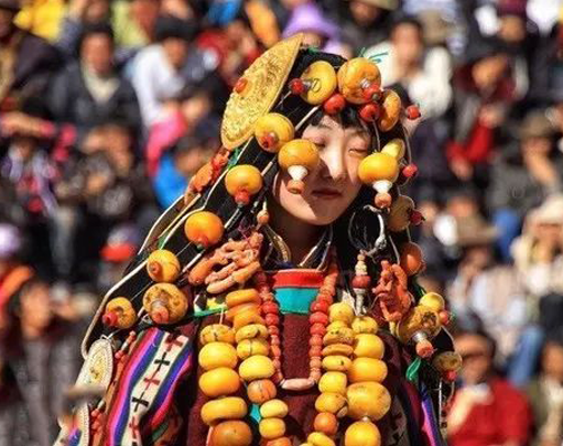 服饰——稻城藏族属康巴藏族，其服饰雍容华贵。不论色彩、质地等方面，都给人古朴贵重神秘之感。