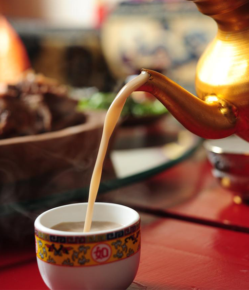 饮食——糌粑是稻城藏族的主食，酥油茶是每天必喝的饮料，风干肉既可生食又可烧食，味道鲜美。