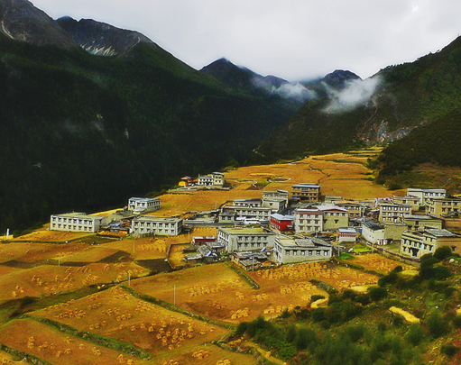 亚丁村：亚丁村位于稻城亚丁景区之内，距离售票中心约30公里，海拔4060米。亚丁，藏语意为“向阳之地”，因日照时长而得名。这个小山村仿佛将仙境与人间连在一起。